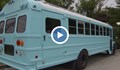 Младежи превърнаха стар училищен автобус в модерна каравана