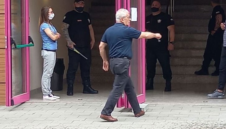 Щял да бори мутри, като се движи като мутра и олицетворява всичко, срещу което възнегодувам Щял да бори мутри, като се движи като мутра и олицетворява всичко, срещу което възнегодувам