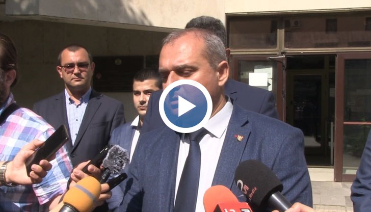 Мутрите на Мая да упражнят необходимия натиск върху своите представители