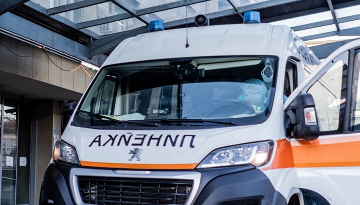 Хората настояват някой да излезе да говори с тях, да обясни как петнайсетгодишно здраво дете е починало и да поеме отговорност за случилото се Хората настояват някой да излезе да говори с тях, да обясни как петнайсетгодишно здраво дете е починало и да поеме отговорност за случилото се