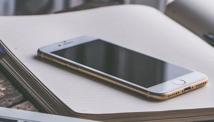 Проучване с участието на 90 хил. души е доказало връзката между навика да използваме телефона си преди заспиване и риска от развитие на депресия, неврози и биполярно разстройство Проучване с участието на 90 хил. души е доказало връзката между навика да използваме телефона си преди заспиване и риска от развитие на депресия, неврози и биполярно разстройство