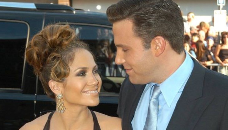 Холивудските звезди подновиха връзката си през май, 17 години след като прекратиха годежа си само ден преди сватбата си през 2003 г.