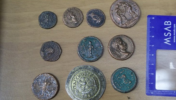 Според първоначалните данни монетите вероятно са от времето Древен Рим и Древна Елада