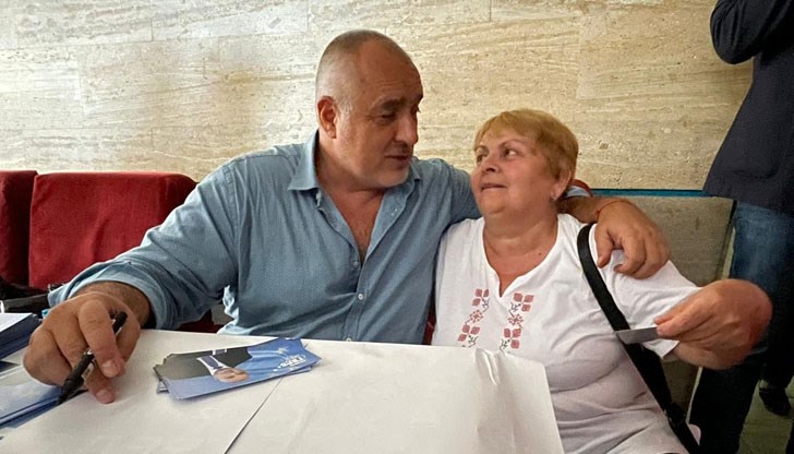 Хвани го, прегърни го, усмихни се, щрак, следващия, не се бутайте! Хвани го, прегърни го, усмихни се, щрак, следващия, не се бутайте!