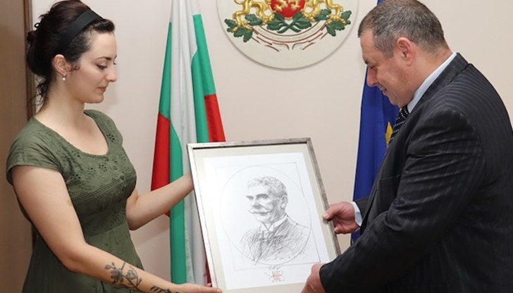 Експозицията на Мария Иванова включва 52 рисунки – портрети на известни личности и ще може да бъде разгледана до 9-и идния месец