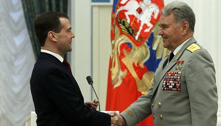 Владимир Александрович Шаталов е генерал-лейтенант от авиацията, два пъти Герой на Съветския съюз