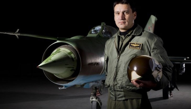 С военен ритуал в последния му път бе изпратен загиналият край Шабла пилот