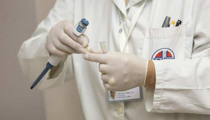 Методът за фалшифициране на бързия тест за коронавирус се състои в използване на плодов сок, който според видеоклипа ще доведе до положителния резултат