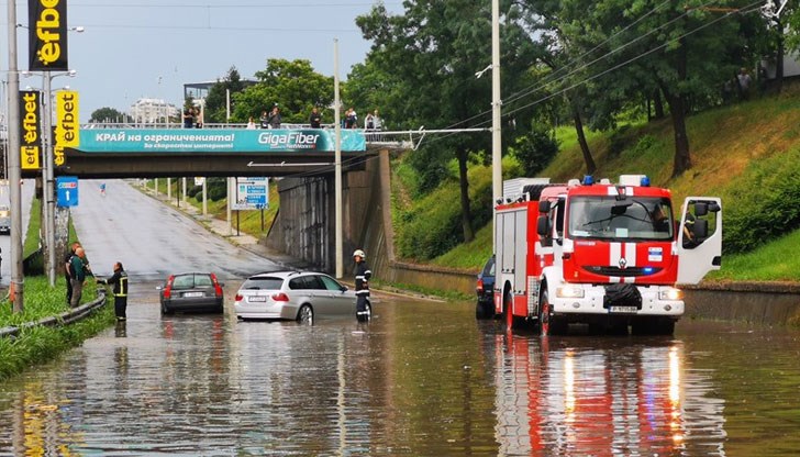 Рязаха и ламарините на кола, в която е бил затиснат шофьор, катастрофирал край Бъзън Рязаха и ламарините на кола, в която е бил затиснат шофьор, катастрофирал край Бъзън