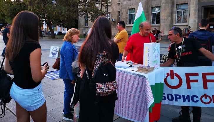 Гледаме небето и търсим бялата лястовица Гледаме небето и търсим бялата лястовица