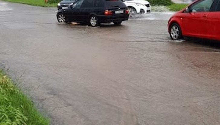 Наводнения има както в централната част на Велико Търново, така и в някои от кварталите