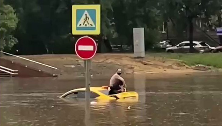 След седмица на рекордни горещини в Москва, градът беше връхлетян от мощна буря След седмица на рекордни горещини в Москва, градът беше връхлетян от мощна буря