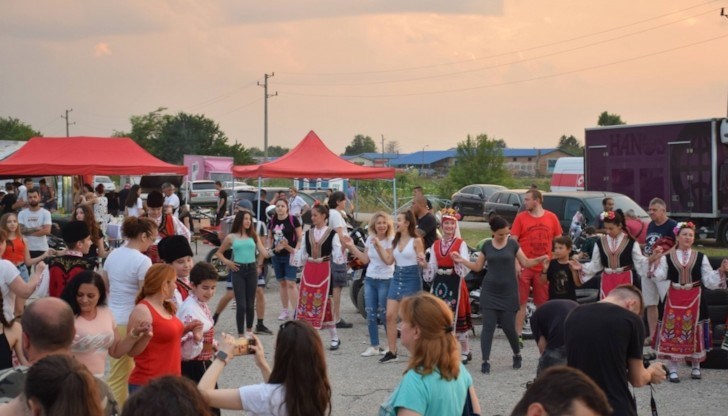 Освен на мощните тунинговани автомобили, гостите се радваха на дрифт шоу, офроуд трасе,  бийч бар парти и атракциони за деца