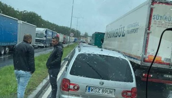 Движението отново е пуснато за тежките автомобили около13:00 часа