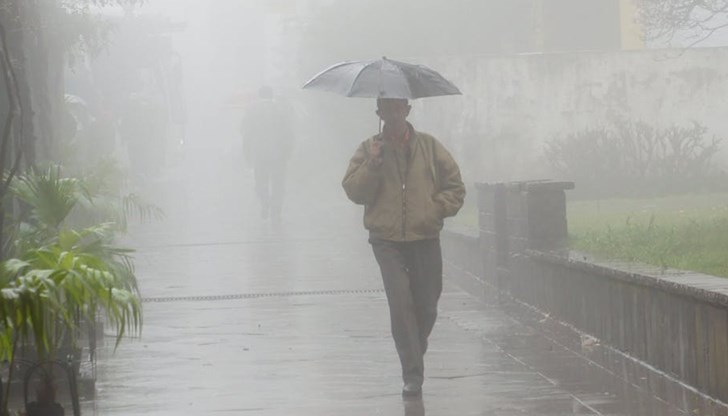 Над западната половина от страната преди обяд ще е предимно слънчево