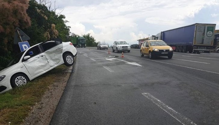 Жена е откарана за преглед в болница след катастрофа в района на 5-ти километър