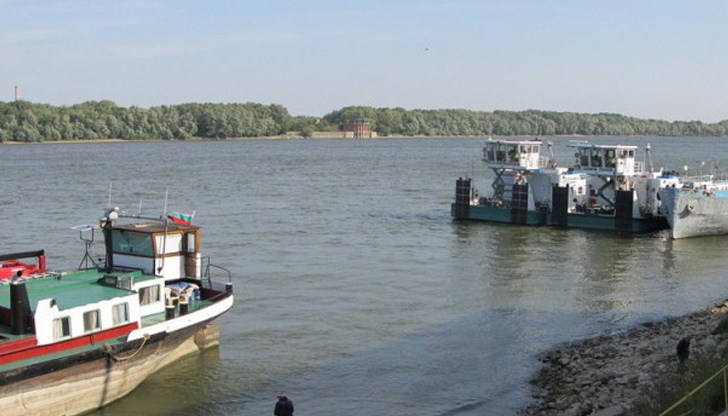 Има съмнения, че е възможно тялото да е заклещено под шлеп, но това тепърва ще се установява