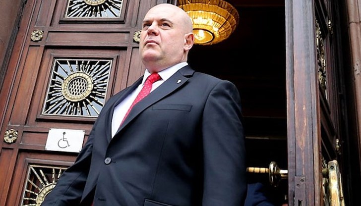 Иван Гешев е под силен натиск, а пъпната му връв с Борисов и Пеевски е опъната до скъсване Иван Гешев е под силен натиск, а пъпната му връв с Борисов и Пеевски е опъната до скъсване