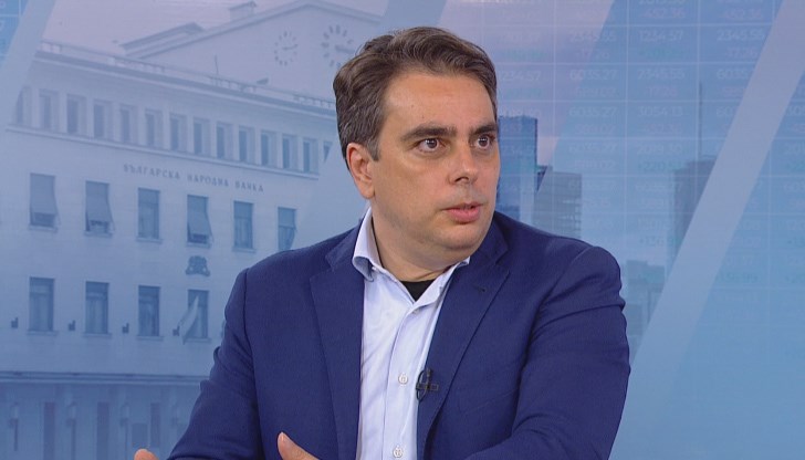 Относно средствата по мярката 60 на 40 за бизнеса, той обясни, че трябва да бъдат прецизирани като там, където е зелена зона с ниска заболеваемост да са едни, а в жълта или червена зона - други Относно средствата по мярката 60 на 40 за бизнеса, той обясни, че трябва да бъдат прецизирани като там, където е зелена зона с ниска заболеваемост да са едни, а в жълта или червена зона - други