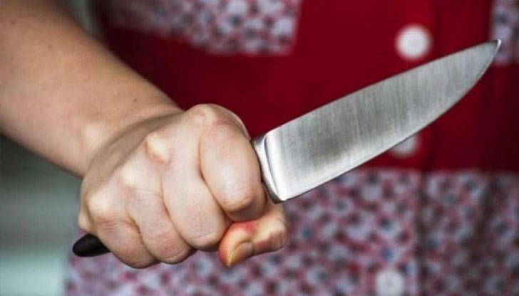 Жена намушка мъжа си с кухненски нож