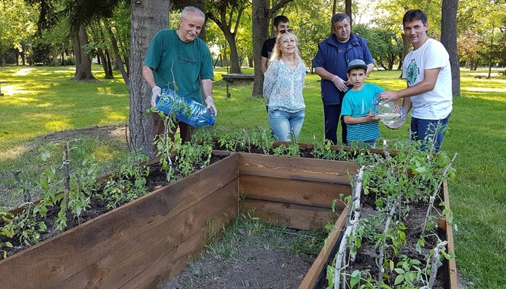 Тя се намира зад Английската гимназия в Парка на младежта