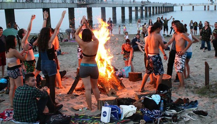 "Тъй като с посрещането на 1 юли празнуваме свободата на духа, всичко ще е безплатно, освен бирата и храната, които можете да си закупите на място" казват организаторите "Тъй като с посрещането на 1 юли празнуваме свободата на духа, всичко ще е безплатно, освен бирата и храната, които можете да си закупите на място" казват организаторите