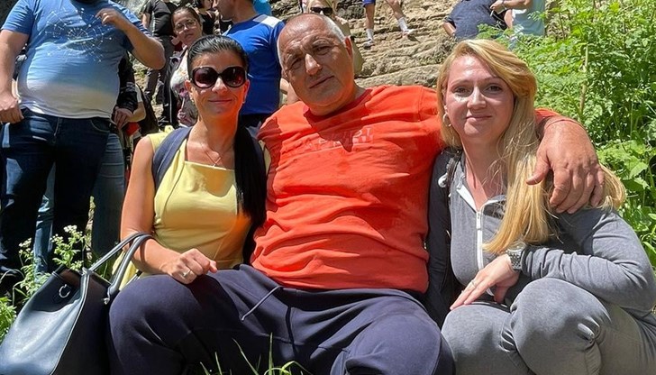 Борисов знае как ГЕРБ манипулираше изборите. Как всички държавни служители носеха списъци с гласове за Партията, или биваха уволнявани. Как стотици кметове превърнали се във феодали задължаваха под строй да се гласува за ГЕРБ Борисов знае как ГЕРБ манипулираше изборите. Как всички държавни служители носеха списъци с гласове за Партията, или биваха уволнявани. Как стотици кметове превърнали се във феодали задължаваха под строй да се гласува за ГЕРБ