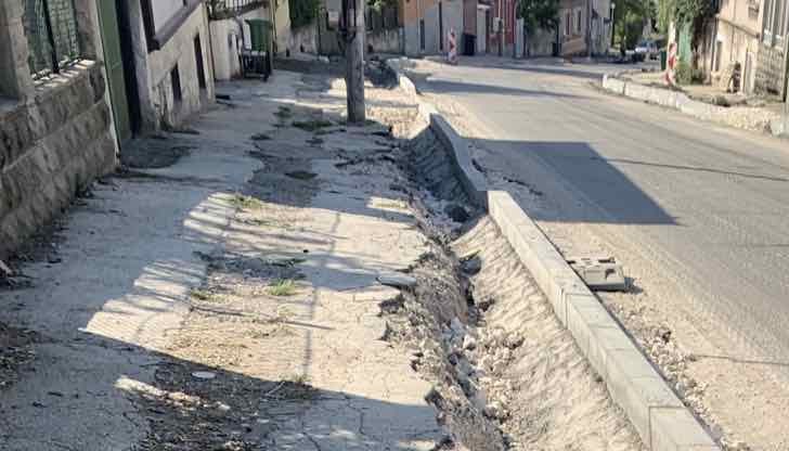 Повече от 6 месеца Община Русе очаква Агенция „Пътна инфраструктура“ и Областно пътно управление – Русе да възстановят щетите по тротоарите в двете населени места