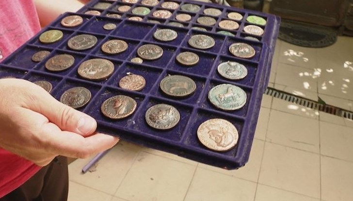 Петър Петров прави реплики на древни монети близо 30 години