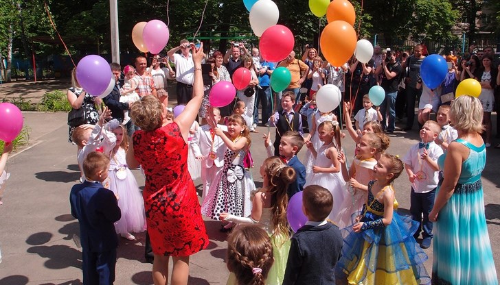 Децата се нуждаят преди всичко от любов и внимание, за да бъдат истински щастливи