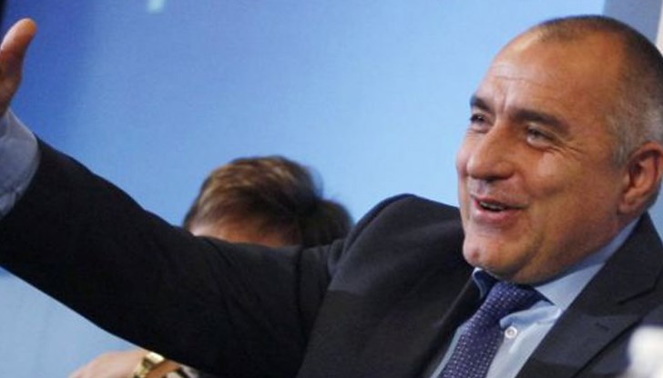 Той асфалтира краката ни в настоящето, възпрепятствайки възхода ни, но пък все по-натрапчиво демонстрирайки арогантността и безнаказаността си