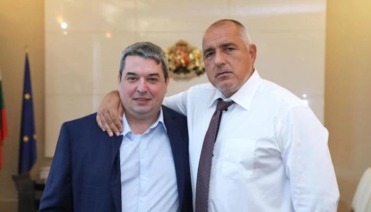 Кметът на Горна Оряховица Добромир Добрев и зам.-кметицата Деница Коева уговарят престъпна схема за прикриване на откраднати пари от саниране