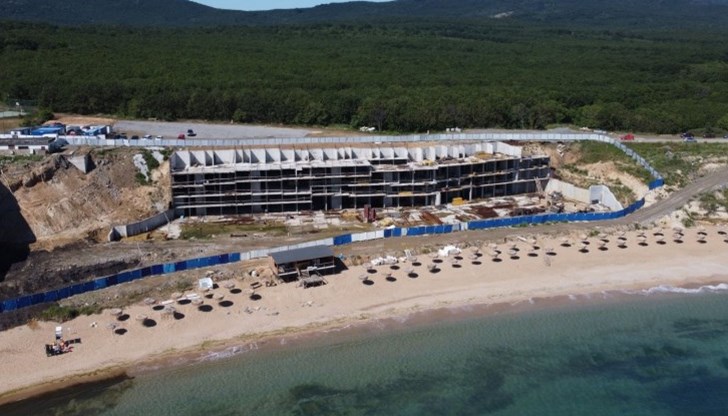 Недовършеният хотел на плажа Алепу, обявен за ”подпорна стена”, да бъде съборен