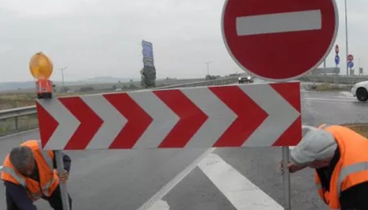 От 8 ч. на 22 юни до 8 ч. на 24 юни движението ще се осъществява в свободната част от пътното платно От 8 ч. на 22 юни до 8 ч. на 24 юни движението ще се осъществява в свободната част от пътното платно