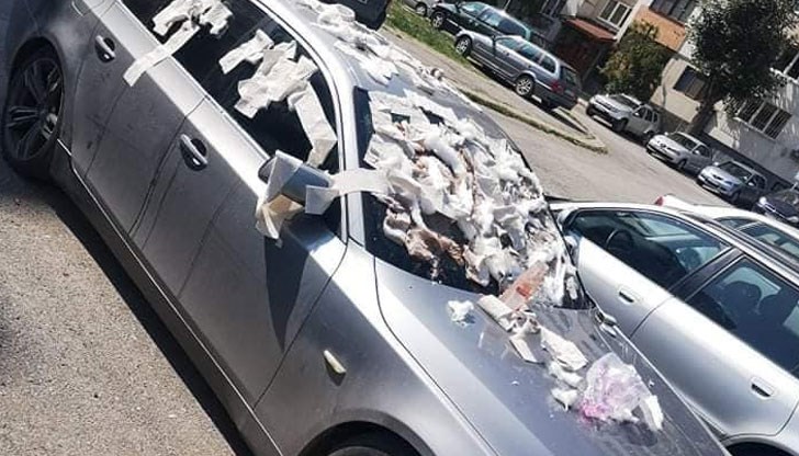 Колата е със спукани предни гуми, а по цялата повърхност е разхвърляна тоалетна хартия