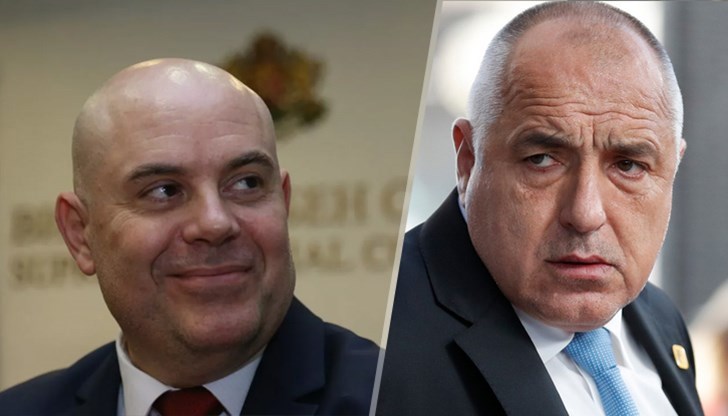 При работещата демокрация кюлчетата и пачките в чекмеджето на бившия премиер ги разследват, а не се прави той на разследващ… гражданин