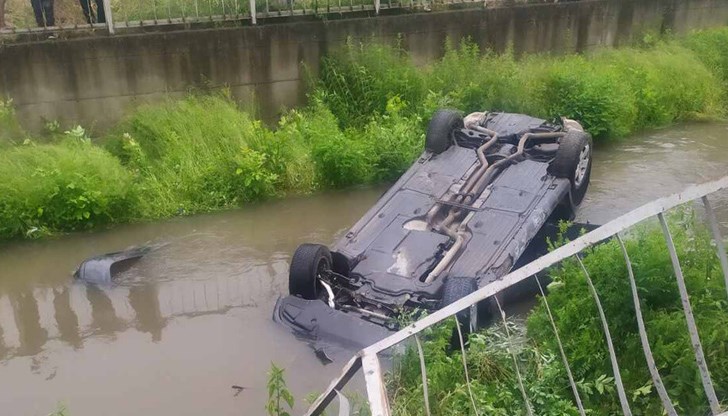 Шофьорът е без наранявания, а колата бе извадена с кран