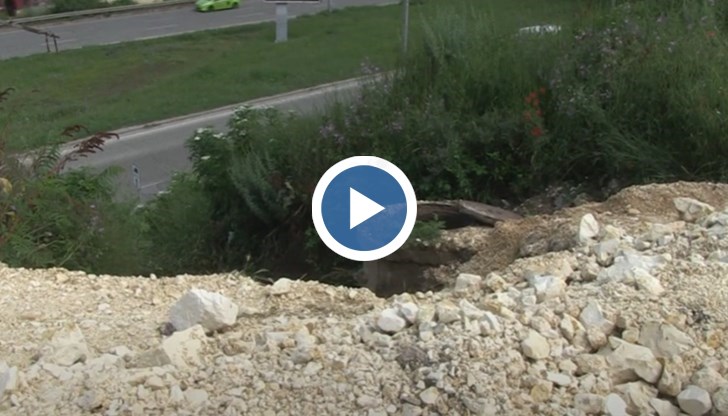 Свлачището е опасно, защото ерозията може да повлече целия склон