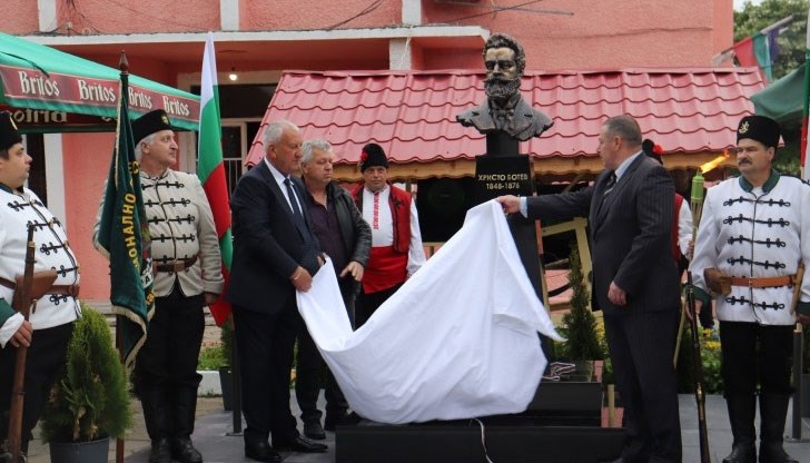 Идеята за издигането на монумента е на кмета Илия Данев