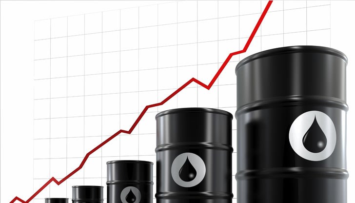 Това се дължи на мощната комбинация от нараснало търсене след пандемията и ограничено производство