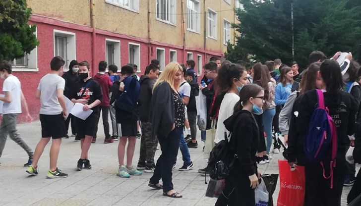 Около 52 000 десетокласници и близо 60 000 седмокласници се явиха на изпити днес