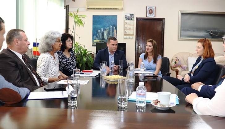 Областният управител счита, че трябва да се поднови и фериботната връзка между двата града