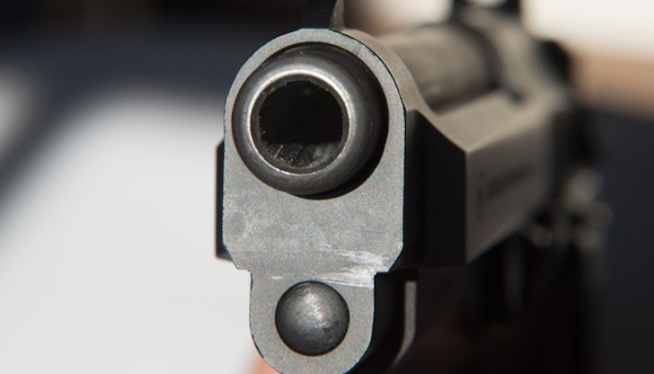 Куршумът е засегнал лявата вежда на жената