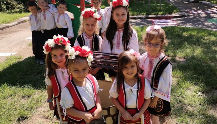 Те ще демонстрират знания за българските традиции и обреди, облечени в народни носии