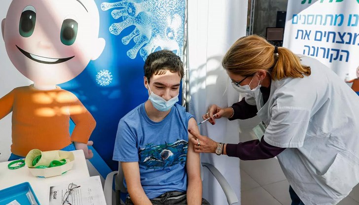Израелското здравно министерство заяви, че опасността от заразяване с коронавирус надвишава рисковете от възможни странични ефекти от имунизацията
