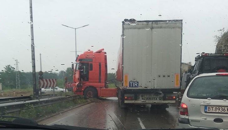 Инцидентът с два тира е в платното в посока от Русе към Бяла