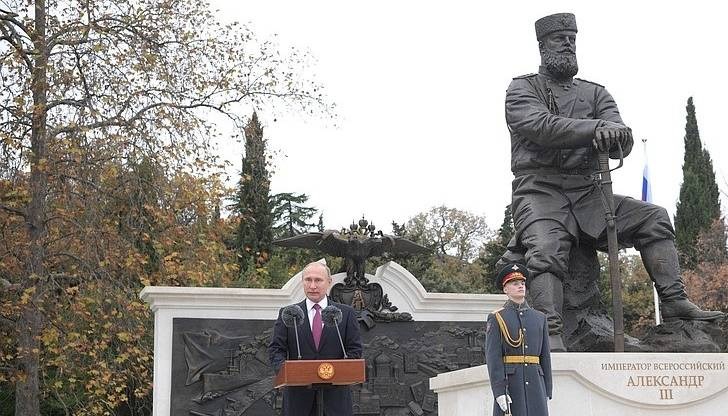 Днес Путин, който търси корените на кирилицата в “македонските земи”, за да уязви неблагодарно съвременна България, тропа безсилно с крак поради факта, че България има два съюзника : ЕС и НАТО Днес Путин, който търси корените на кирилицата в “македонските земи”, за да уязви неблагодарно съвременна България, тропа безсилно с крак поради факта, че България има два съюзника : ЕС и НАТО