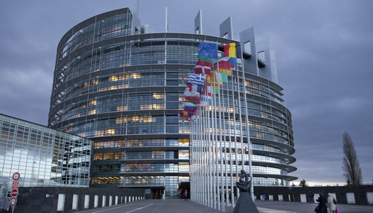Депутатите настояват Еврокомисията да анализира конкретни въпроси като засиления натиск върху гражданското общество и свободата на медиите, малцинствата и уязвимите групи