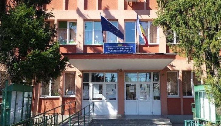 Според някои информации детето е скочило от прозореца, защото е било нападано от съученици Според някои информации детето е скочило от прозореца, защото е било нападано от съученици