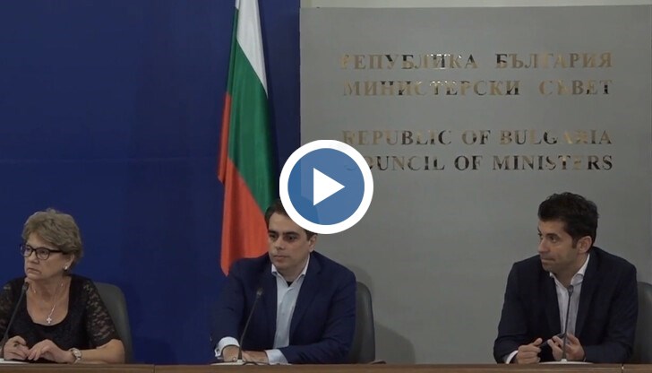 „Това, което харчим като държава – това са всички пенсии за 9 месеца. Те са раздадени на наши фирми без поръчка. Няма пари от 2008 г. да се актуализират пенсиите, но имаме да раздаваме 8 млрд. лв. на фирми без поръчки”, обясни Асен Василев